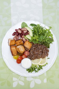 Stekt lax med Quinoa och fräscha grönsaker. Snabb och sund vardagsmat.